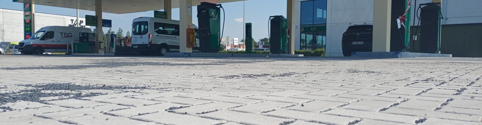 Waterpasserende stenen bij laadstation